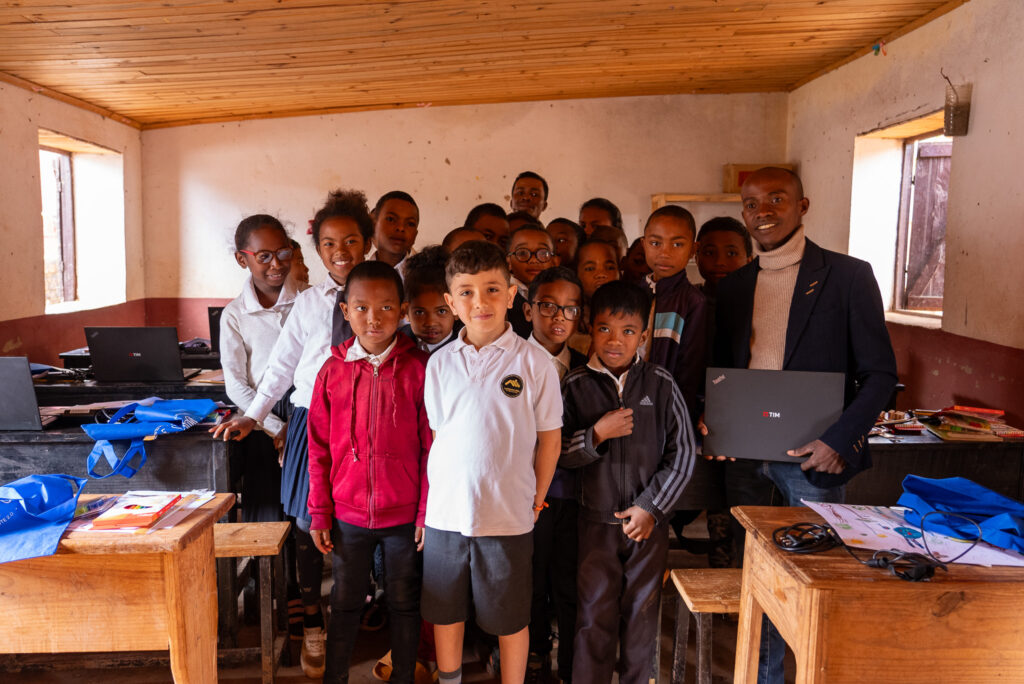 Consegna materiale scolastico in Madagascar